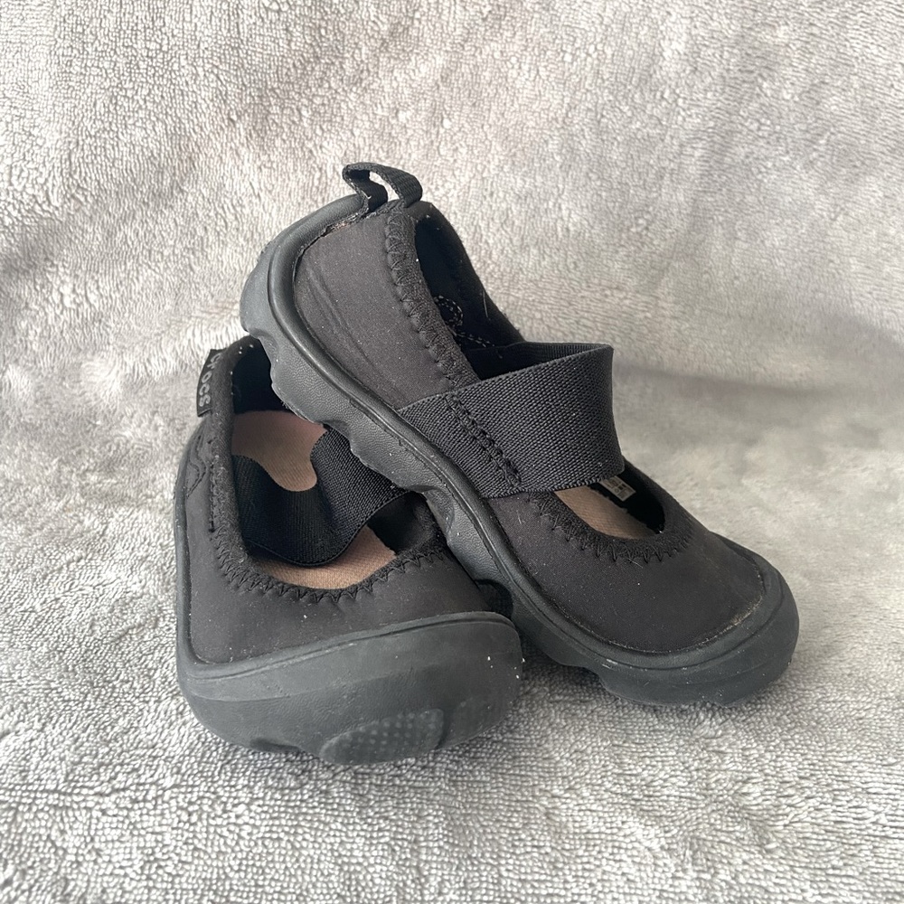 Crocs toddler girl size 6